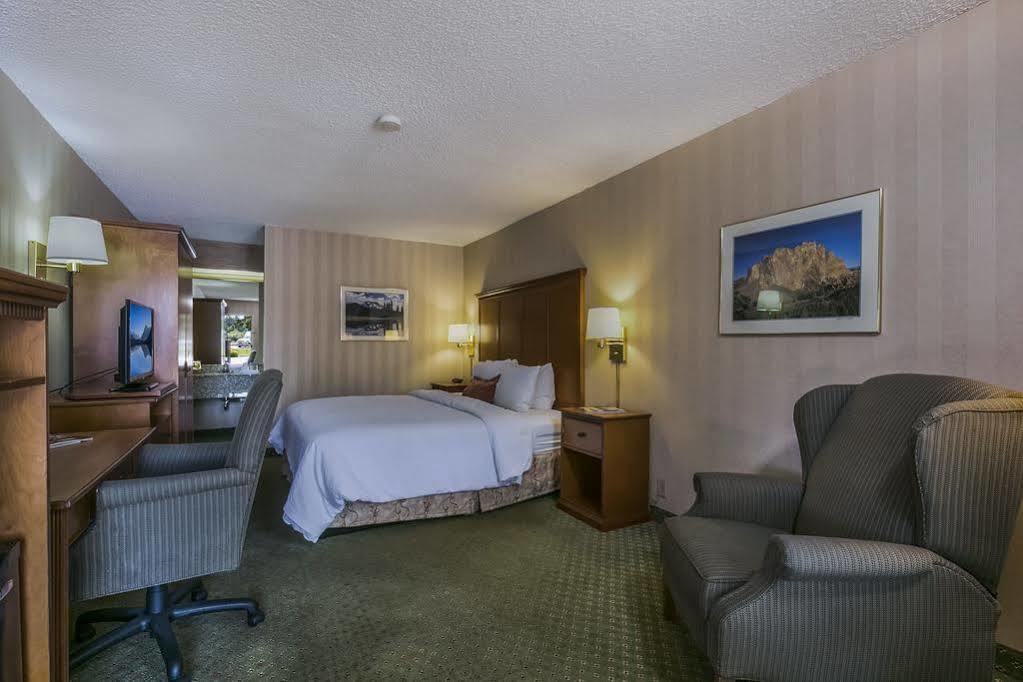 Red Lion Inn & Suites Deschutes River - Bend Exteriör bild